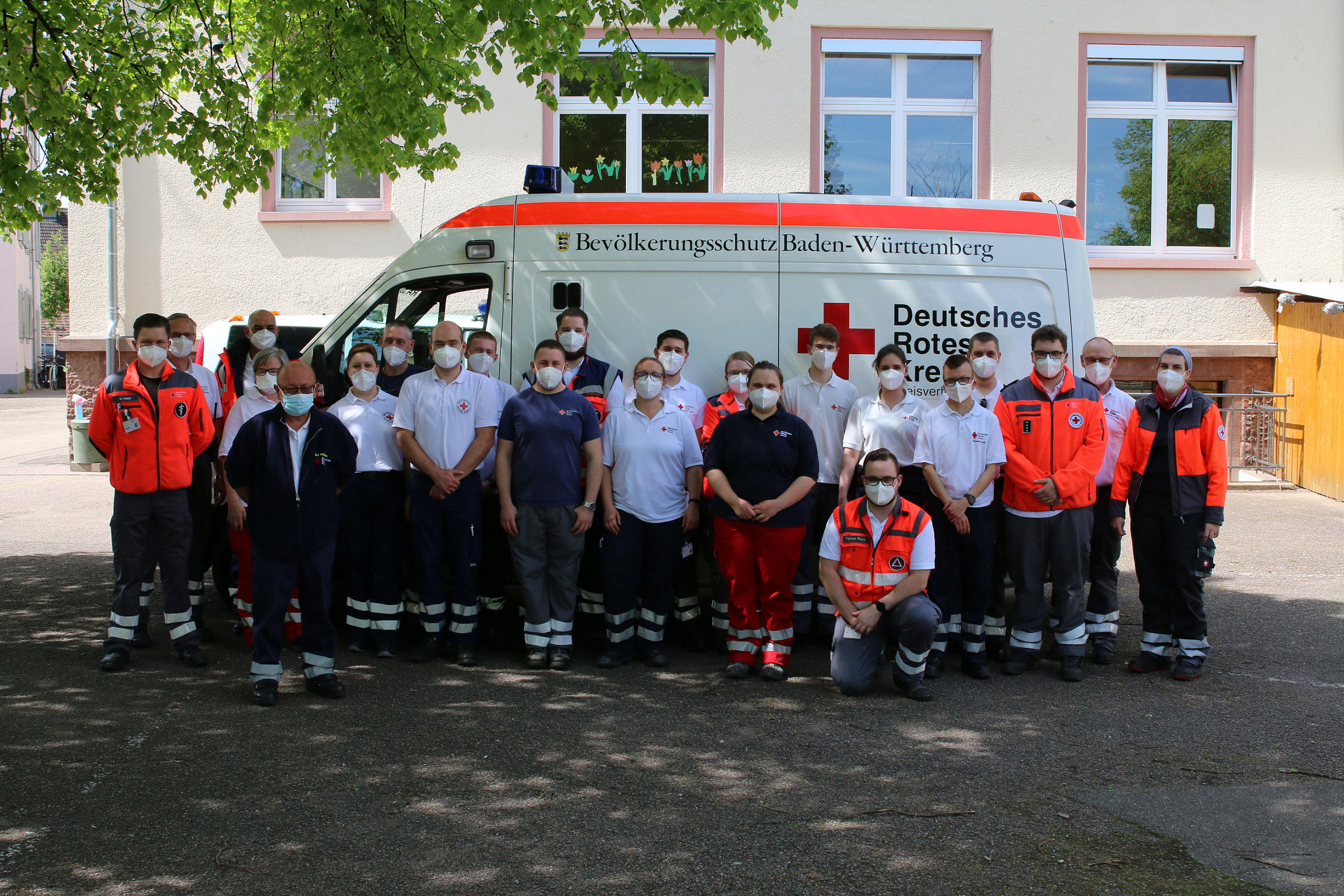 Einsatzkräfte der Schnelleinsatzgruppe des DRK Kreisverbandes Rastatt e.V. sowie die Bereitschaft des DRK Ortsverein Rastatt e.V. bei der Evakuierung in Baden-Baden Oos.