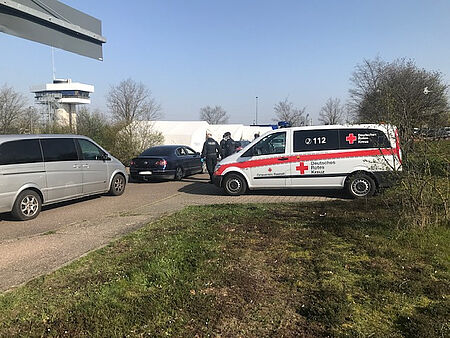 Fahrzeug des DRK an der Grenzkontrolle an der Staustufe Iffezheim.