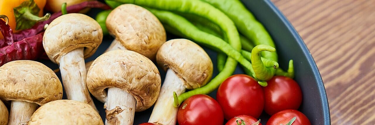 Schale mit frischem Gemüse