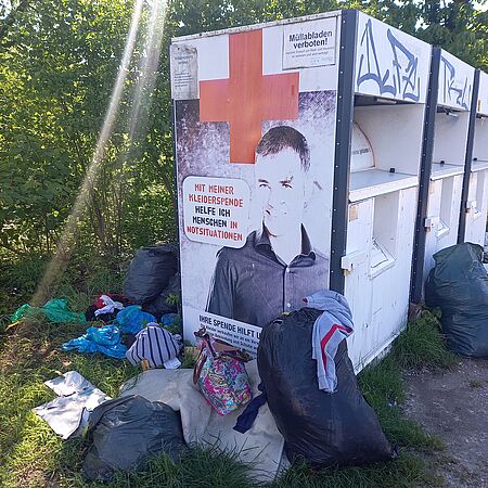 Vermüllter Kleidercontainer in Niederbühl