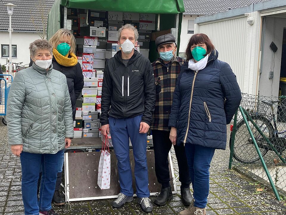 Übergabe der Schuhspende vom Schuh- und Sporthaus Kolb an die Kleiderkammer des DRK Ortsverein Rastatt.